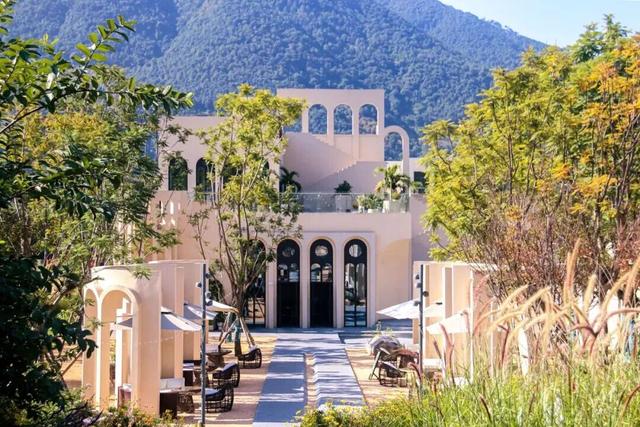 比西昌人少，比昆明更近！高铁直达20℃小众春城，赏花摘果泡温泉！3元草莓吃到撑~