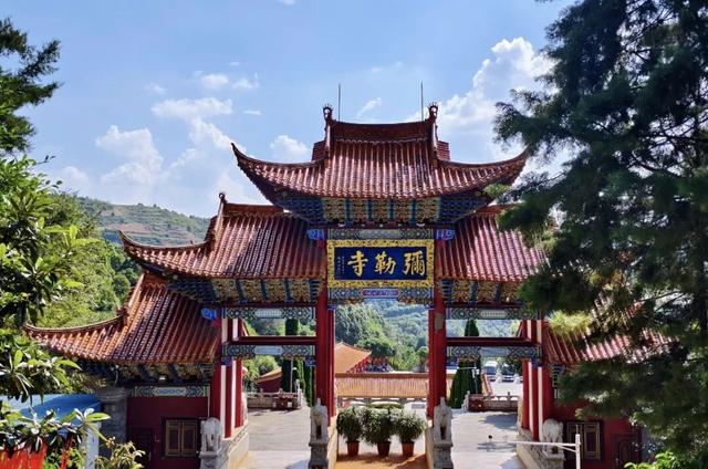 不输昆明！高铁可达20℃暖冬小城，泡温泉晒太阳水果随吃！人少物价低，6元就嗦粉！