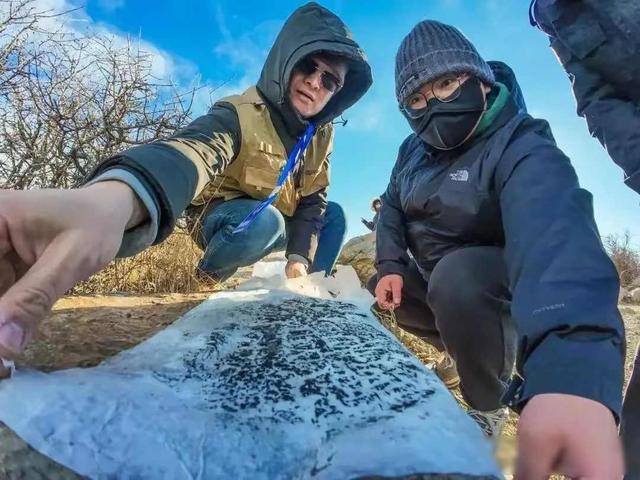 驴友立大功！北京深山惊现1800年界碑	，这三个字改写历史