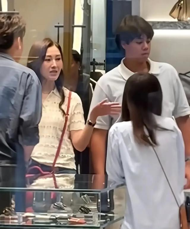 李嘉欣带儿子购物！14岁许建彤又高又壮样貌大变，留学后帅气不少