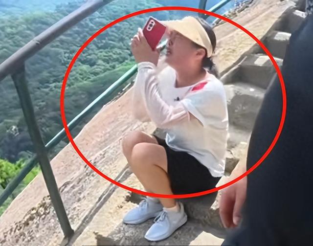 又甩锅了！男子爬山坠亡，妻子要求景区赔钱，景区：自己掉下去的