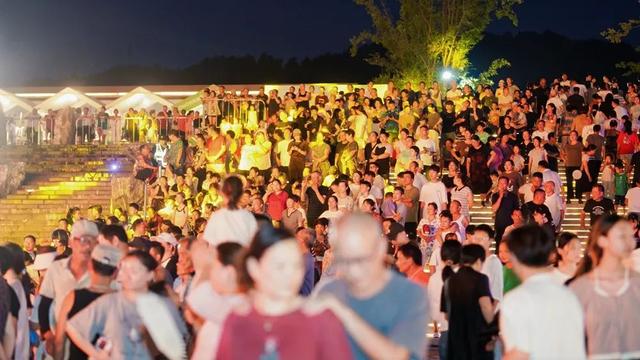 太火爆！富阳不少人全家出动，“大半个朋友圈都在”！
