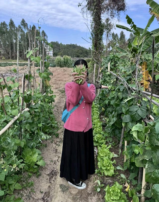 广东27岁美女肖颜去世，几天前身穿白衣、头戴白花，网友一语成谶