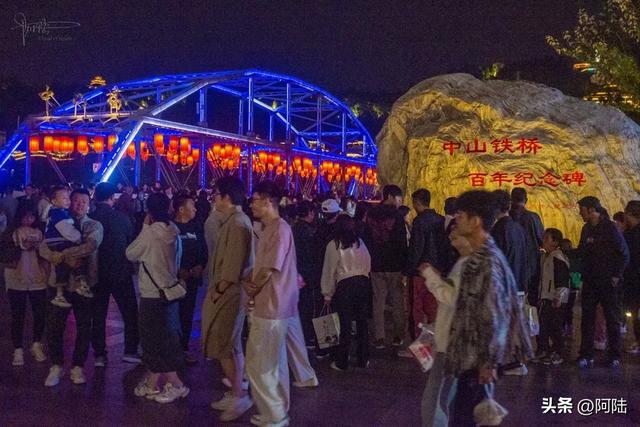 兰州最著名的黄河铁桥，其实是由三个国家合作而建，夜景灯光旖旎