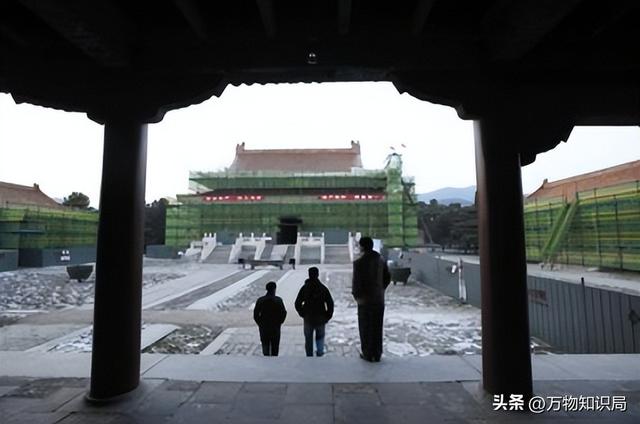 1983年慈禧墓开棺老照片：出土时全身长白毛，牙齿和指甲保存完整