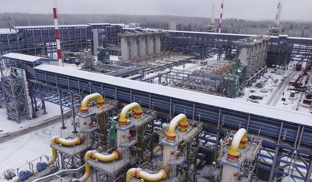 西方围堵、内忧外患！俄罗斯发展30年被华反超，难怪拿不下乌克兰