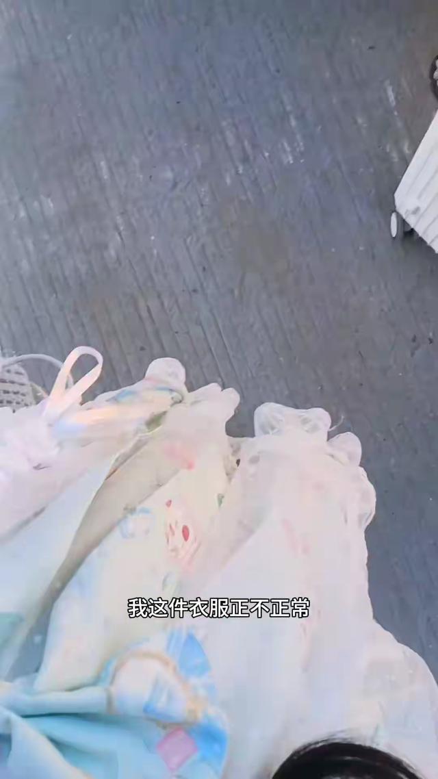 新生穿"洛丽塔"报到，学长拒搬行李，家长拍手叫好！