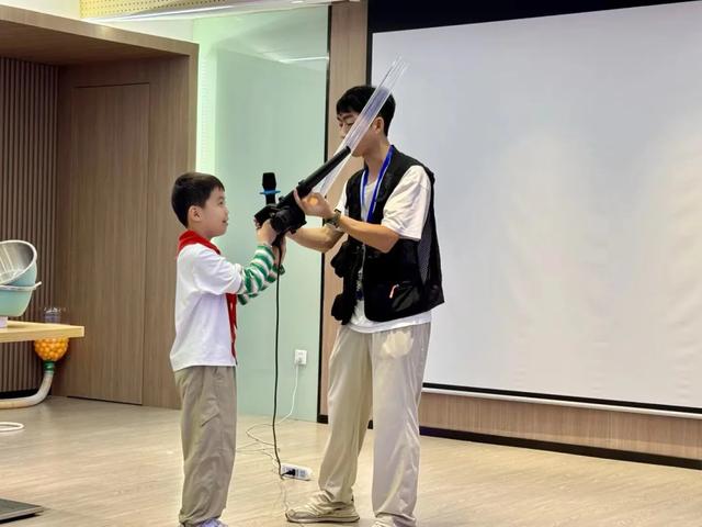 与机器狗互动、操控无人机，南京市同仁小学科创研学太酷了！