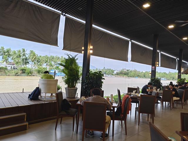 导游小义一个多重性格的孩子，尽管让我们站立数小时，我并不烦他