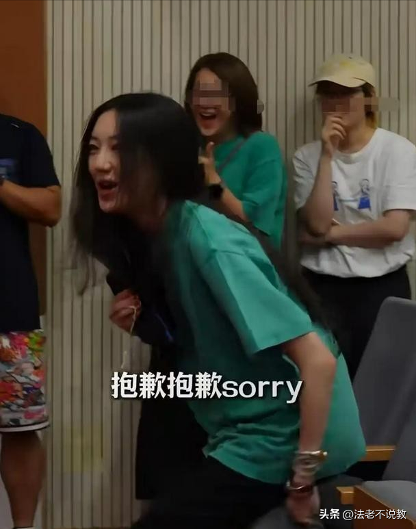 李亚鹏欠债4.6亿，19岁女儿李嫣却被全网逼债，王菲也护不住