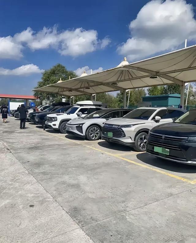 新能源车高速充电要叫号！国庆高速充电量涨41%，4.8万台桩扛不住