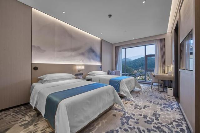 5分钟到达新兴南站！凭高铁票住房享9折优惠、泡汤泉低至¥48元/人！来禅域小镇玩转两天一夜！