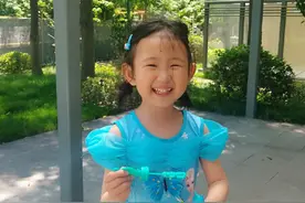 海滩走失女孩疑似最后影像曝光 小身影向大海走去 看了让人太心疼了图片