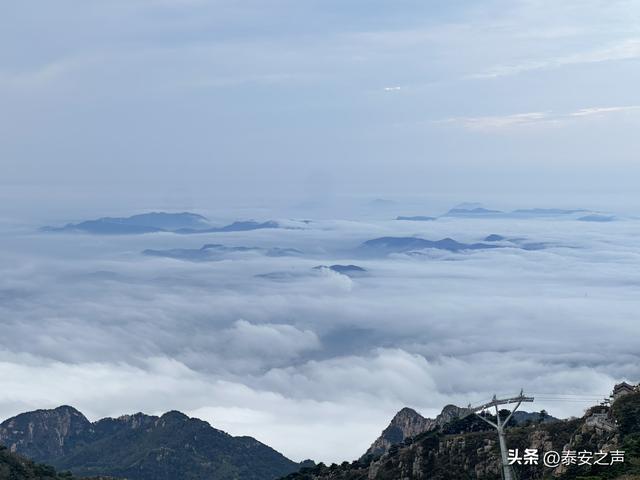 雨后泰山云海翻涌如仙境