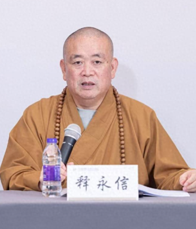 女子谈释永信，她们姐妹住少林寺3天收费1万，争着往释永信房间跑