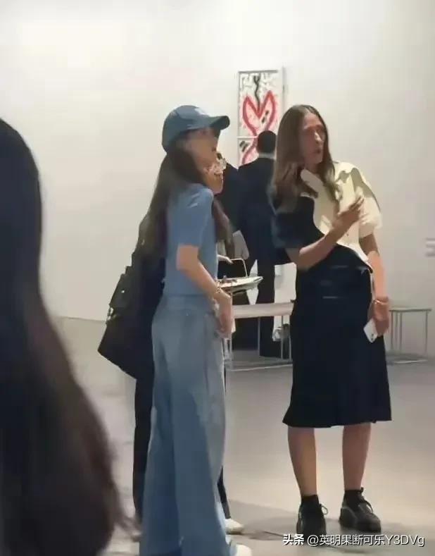 刘强东老婆现实模样长这样，身材瘦小，没料！