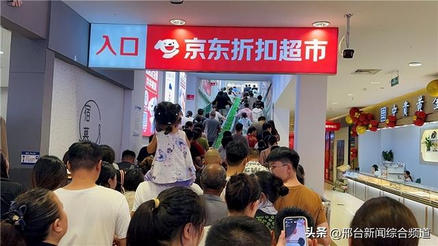 宿迁市民冒雨涌入京东折扣超市 9.9元鲜鸡蛋“坐地等补货”