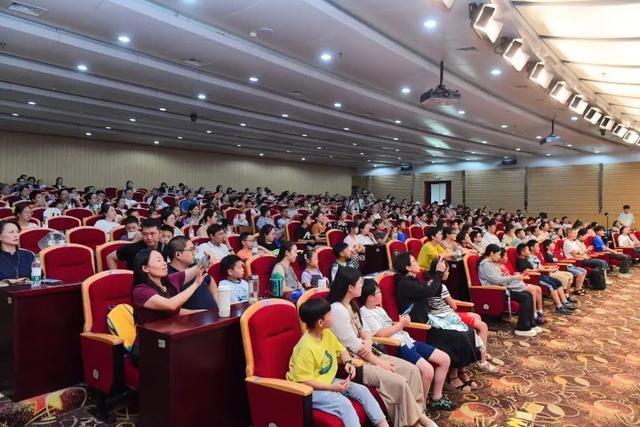 人工智能即将正式走进中小学课堂，从“刷题”到“发问”，浙江首席科学传播专家带来了一场关于AI的通识课