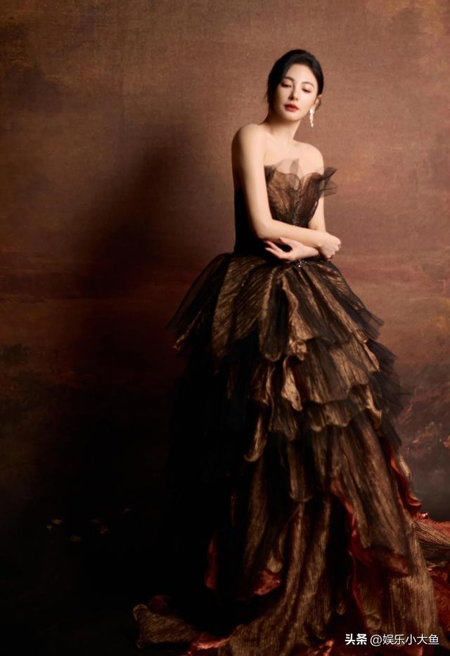 张雨绮亮相国剧盛典红毯，一袭华丽的层叠抹胸裙摆，身材火辣完美