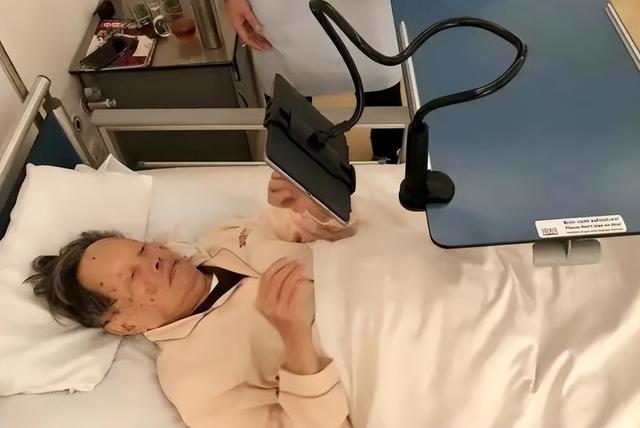 一路走好！众人在八宝山与杨振宁做最后告别，翁帆满脸悲痛很不舍