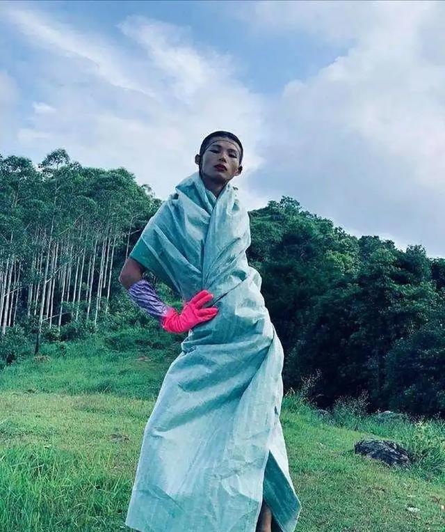 垃圾堆走出的超模！19岁女孩帮男友爸爸捡废品被挖掘，身高181cm