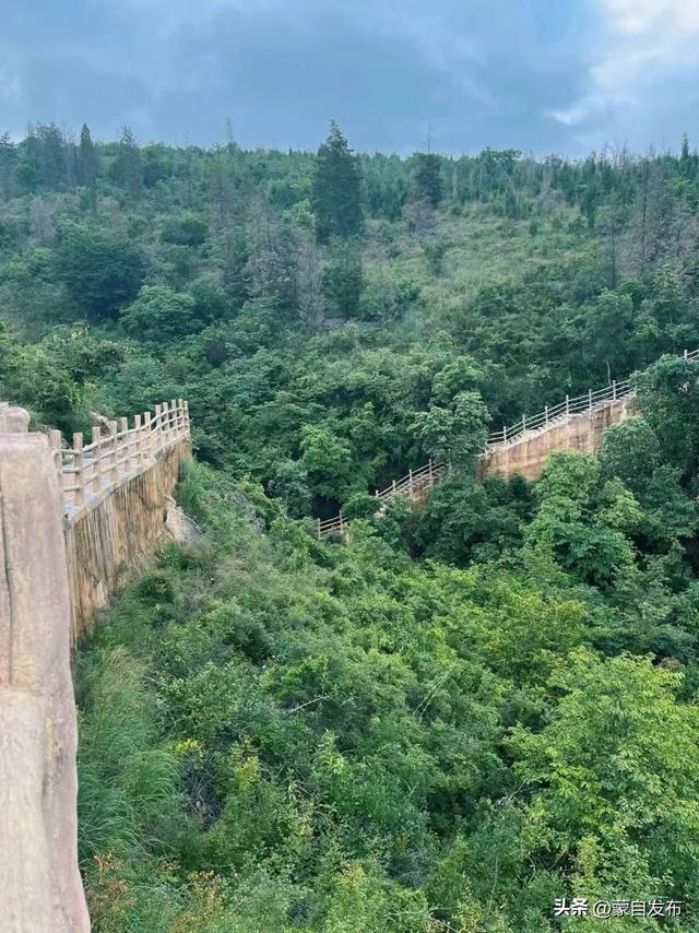 狼蟒山巅架“天梯”，蒙自登山步道催生“徒步热”→