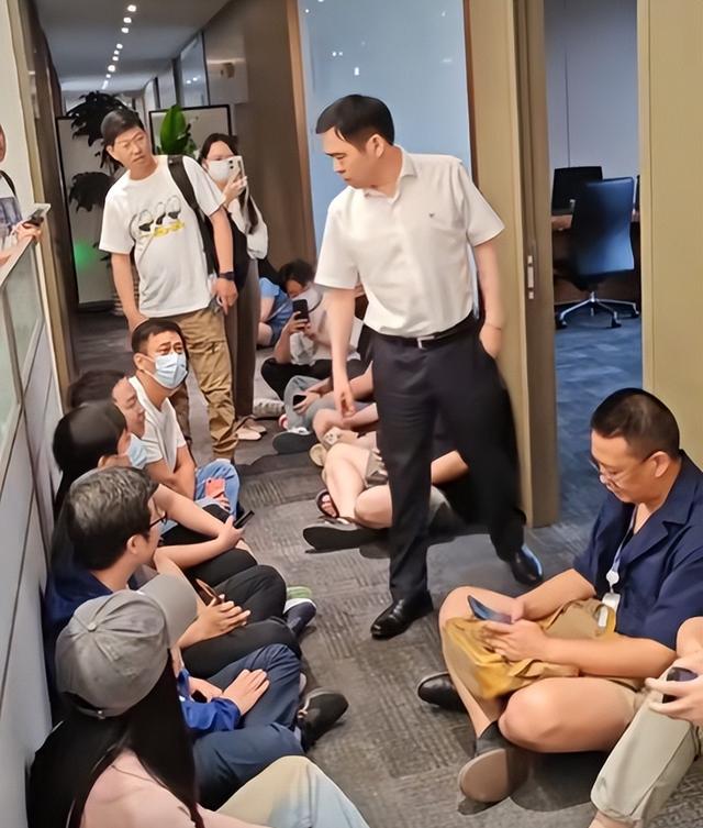又一汽车暴雷！三年亏183亿，坑惨老百姓，员工整天围堵董事长