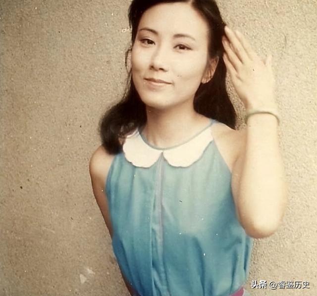 78岁连路都走不稳还开演唱会	，全网骂声一片，她却扬言回馈粉丝