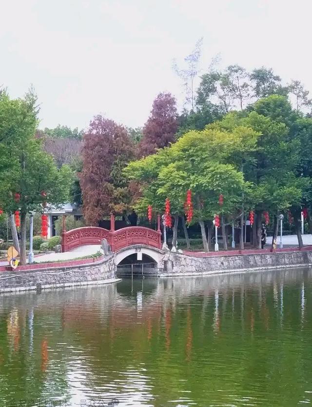 汕头中山公园中的玉鉴湖与馆花宫