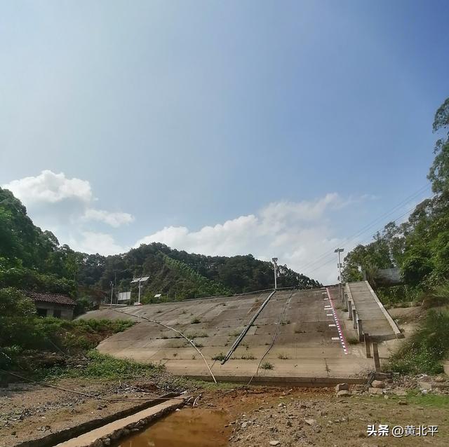 广西百色平果市与隆安县交界有座水库，中央有座孤岛很有意思