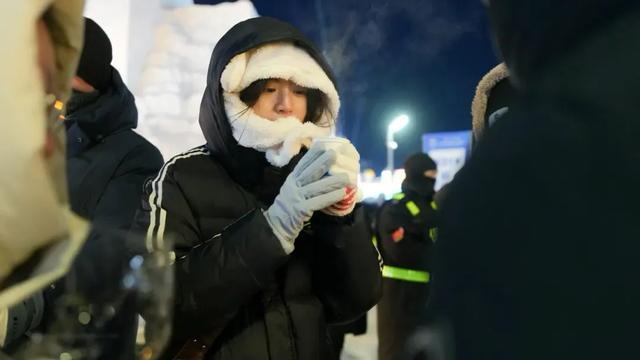 热姜茶、室外暖炉、“冰雪暖堡”齐上阵 严寒中传递浓浓温情