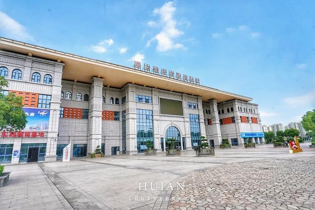 来泉州惠安别只去崇武古城！在这座千年古县登科山逛夜市！