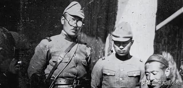 1943年，一伪乡长暗地通知新四军：今晚我不在，你们到时候来抢枪
