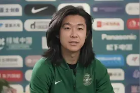 红了！李提香征服日本球迷：他球感很好，中国男足竟有这种高手图片