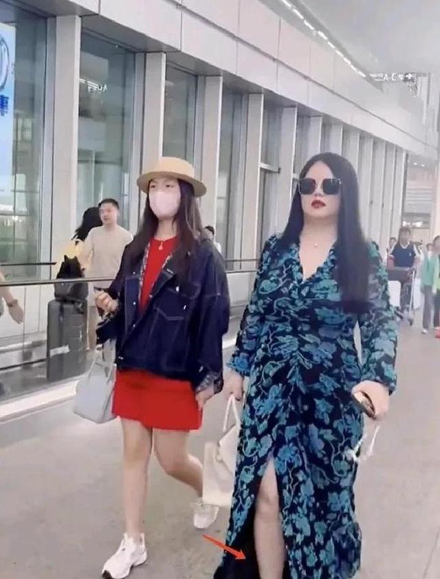 49岁李湘机场现身，200斤气场强，感觉走路肉都在颤