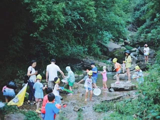 成都以西的隐秘小村，赏萤火虫、溪涧踩水、探秘溶洞…1.5h刹拢！