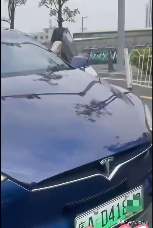 后续！女子辱骂外卖员连扔两份外卖，其长相曝光，网友：她赌赢了