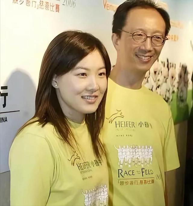 恩爱23年抵不过残酷现实，73岁梁锦松衰老萎缩，47岁伏明霞仍貌美