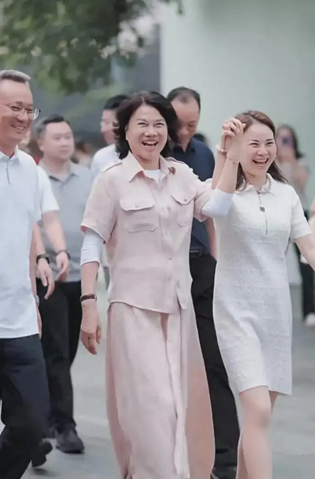 董明珠逛成都太古里，穿粉装大笑毫无架子，70多岁仍在拼事业