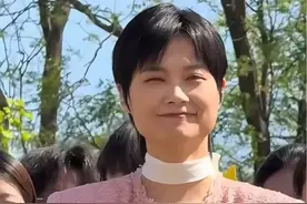 李宇春五一造型引热议！粉衣撞脸佟大为，41岁未婚状态成焦点图片