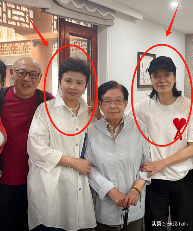 62岁毛阿敏和63岁董文华罕见同框！一个豪门守寡，一个风韵犹存