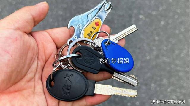 浙江一女房东打扫出租房间时，发现床上遗留2个蓝色瓶子，警方介入调查！