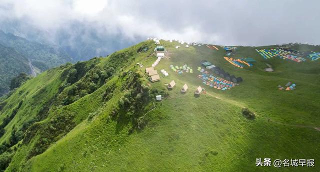 四川阿坝：九顶山风景如画