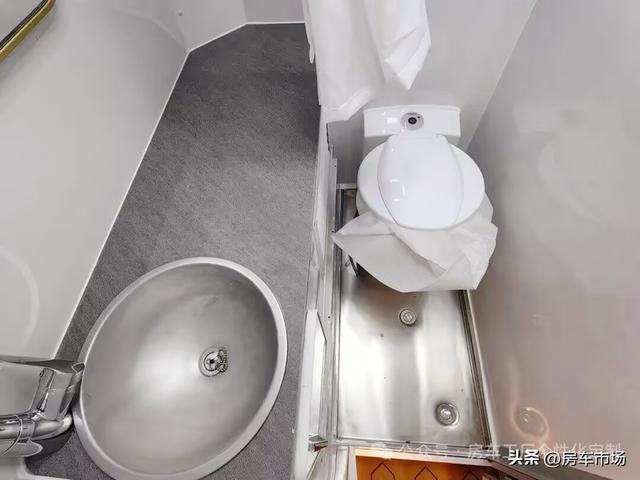 适合退休自驾！九龙考斯特中巴房车6座上下床版，四平八稳自动挡