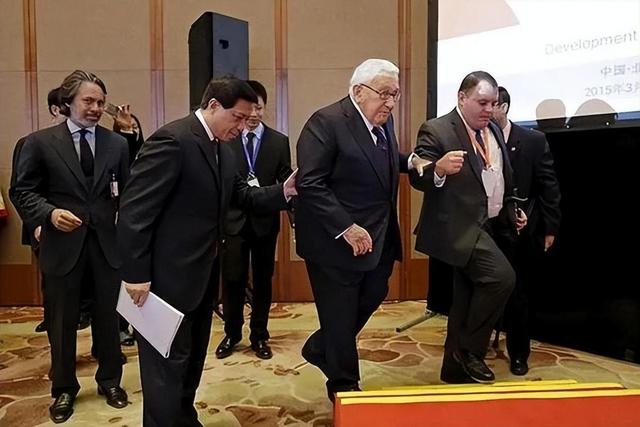 中美一旦开战，美军将全面轰炸中国？基辛格曾称：中美正走向悬崖