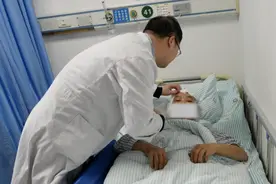 男子摔伤导致失明 重庆医生72小时“接力”救治图片