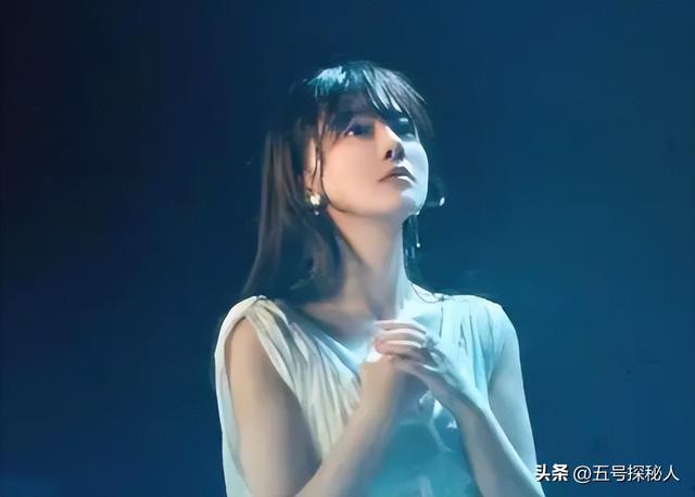 她是隐藏最深的富婆，童颜巨乳躺赚上亿	，21岁打败王菲却主动过气