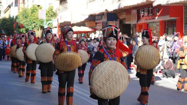 绿春长街古宴 | 精彩回顾：民族文化大巡游 街头掀起“最炫民族风”