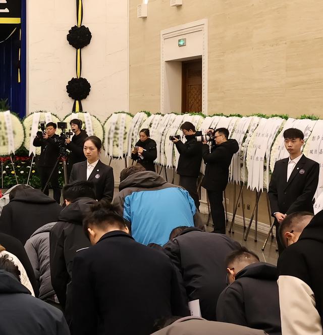 杨振宁追悼会曝光！墓外排百米长队，翁帆眼哭肿了，三子神情哀痛