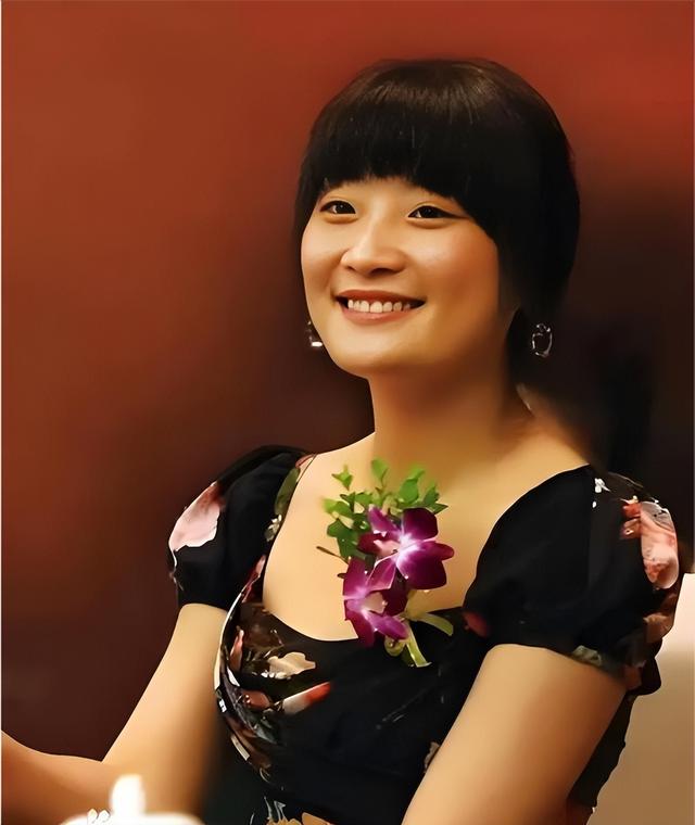 宗馥莉的畸形家庭：亲爹出轨，爷奶不爱，叔叔背刺，小三夺权